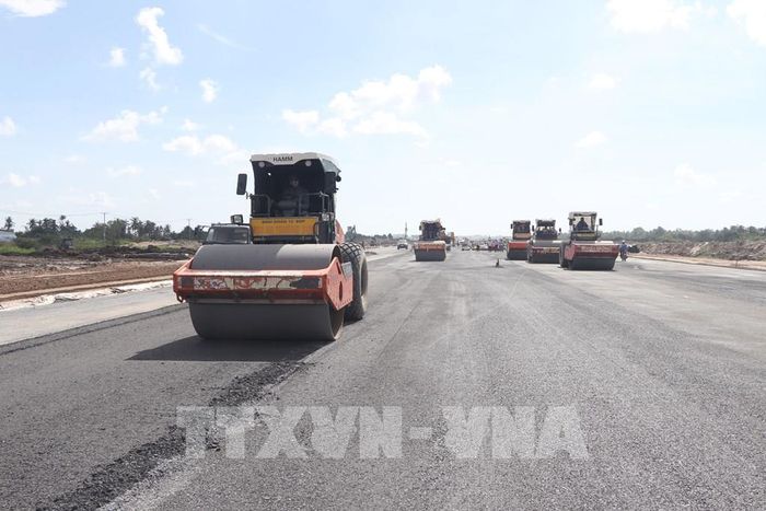 Trang thiết bị máy móc phục thi công Dự án mở rộng, nâng cấp Cảng hàng không Cà Mau. Ảnh: Tuấn Phi - TTXVN