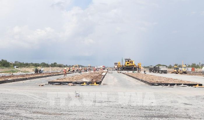 Hàng trăm công nhân, kỹ sư thi công Dự án mở rộng, nâng cấp Cảng hàng không Cà Mau. Ảnh: Tuấn Phi - TTXVN