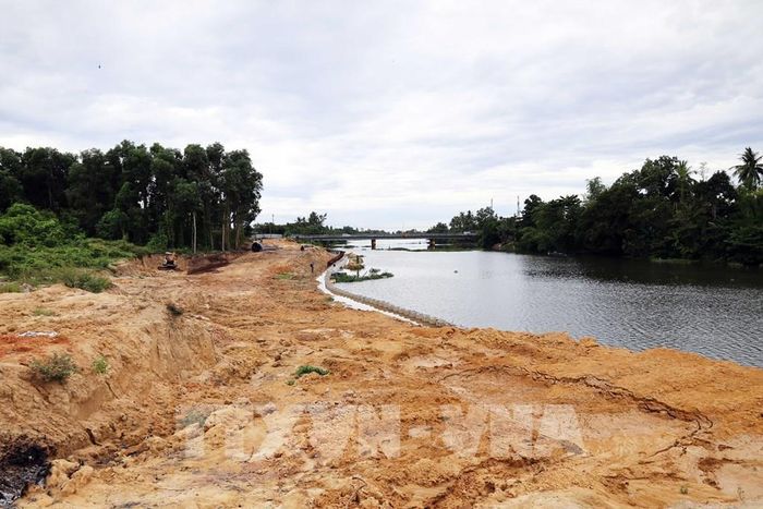 Công trình Kè chống sạt lở và đường dọc kè sông Tam Kỳ (do Ban Quản lý dự án đầu tư xây dựng các công trình giao thông và nông nghiệp Đà Nẵng làm chủ đầu tư). Ảnh: Đỗ Trưởng – TTXVN