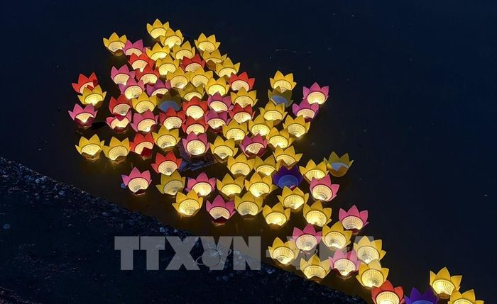 Ánh sáng từ hoa đăng tạo nên khung cảnh đẹp mắt. Ảnh: Hồng Hiếu- TTXVN