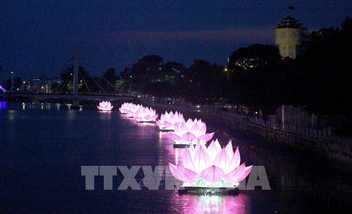 Những đóa hoa đăng khổng lồ được thắp sáng trên sông Cà Ty, xuyên suốt mùa Lễ hội Cầu ngư Phan Thiết năm 2026. Ảnh: Hồng Hiếu- TTXVN