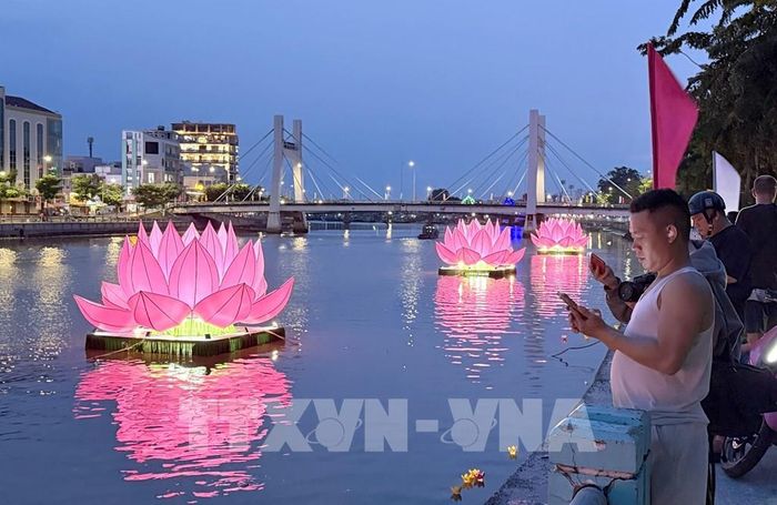 Lễ phóng đăng trên sông Cà Ty thu hút đông đảo người dân và du khách. Ảnh: Hồng Hiếu- TTXVN