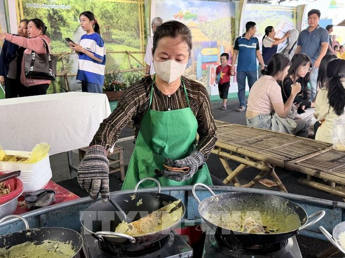 Đầu bếp trình diễn đổ bánh xèo tại Ngày hội Bánh dân gian Nam Bộ - An Giang 2026. Ảnh: Thanh Sang - TTXVN