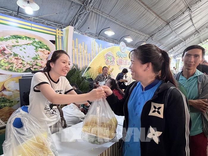 Người dân, du khách hào hứng xếp hàng nhận bánh xèo miễn phí tại Ngày hội Bánh dân gian Nam Bộ - An Giang 2026. Ảnh: Thanh Sang - TTXVN