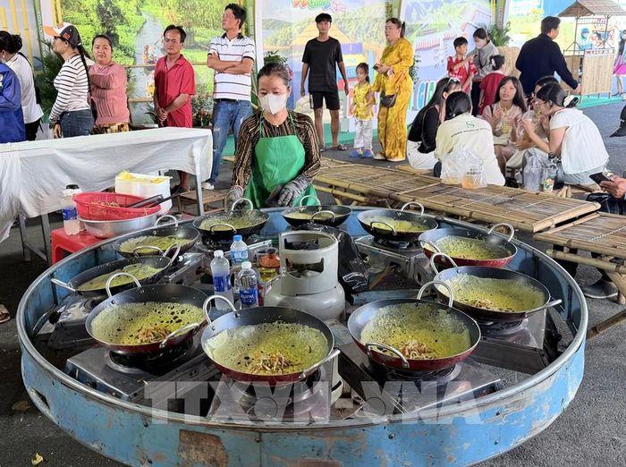 Đầu bếp liên tục chế biến bánh xèo để phục vụ đông đảo người dân và du khách tham quan ngày hội. Ảnh: Thanh Sang- TTXVN