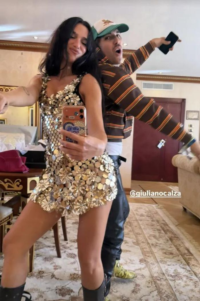 Dua Lipa phối cùng đôi bốt cao đến gối với các chi tiết khóa cài cá tính. Ảnh: IGNV