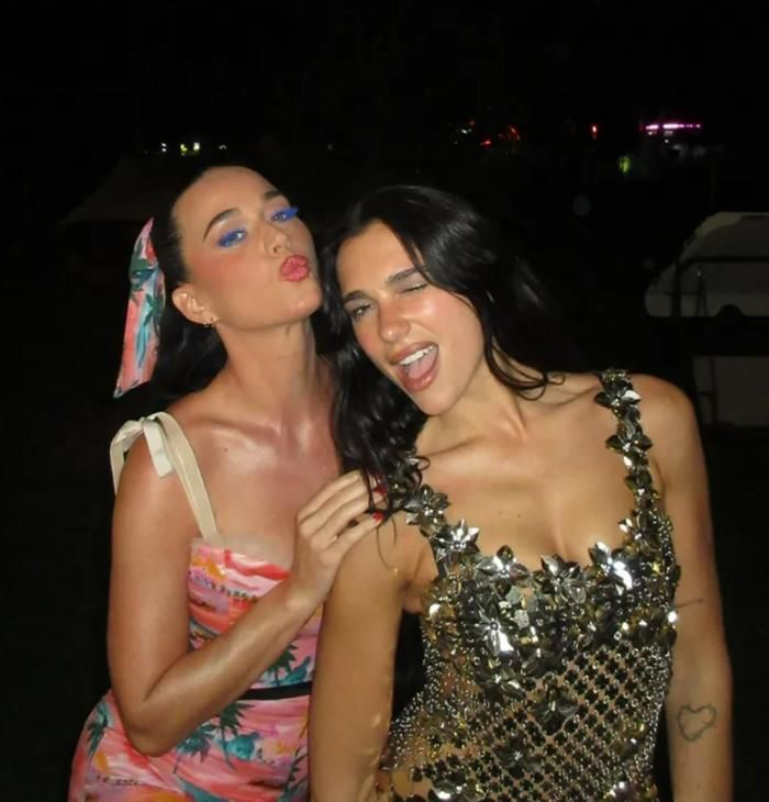 Dua Lipa đã chụp ảnh cùng Katy Perry tại lễ hội. Ảnh: IGNV