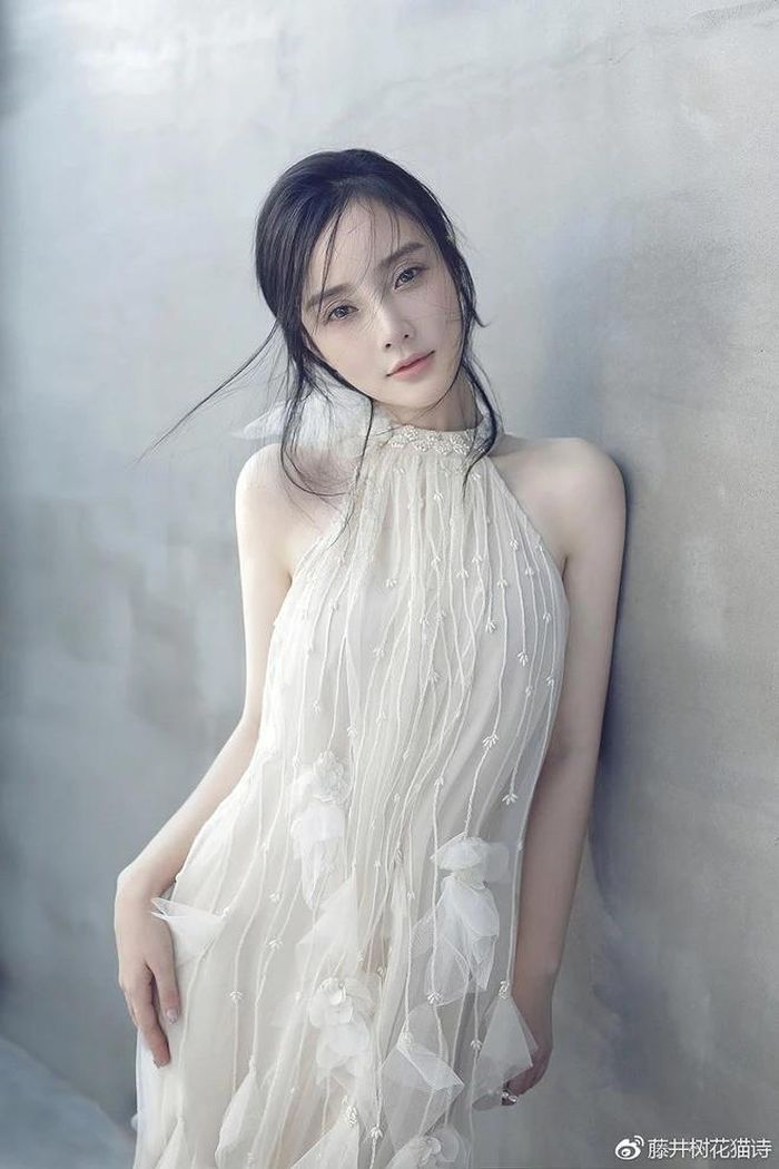 Lý Tiểu Lộ lựa chọn giữ im lặng trước ồn ào chuyện ly hôn vì con gái. Ảnh: Weibo