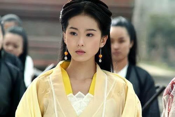 Hoàng Sam Nữ gây ấn tượng khi dễ dàng áp chế Chu Chỉ Nhược, thể hiện uy lực của Cửu Âm Chân Kinh chính thống. Ảnh: Sina.