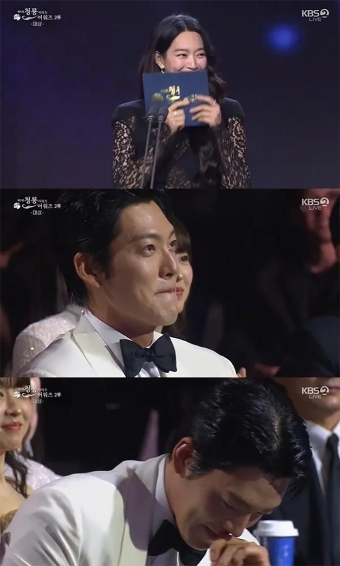 Khoảnh khắc Kim Woo Bin chăm chú dõi theo vợ từ hàng ghế khán giả đã khiến dư luận xứ Hàn "dậy sóng".