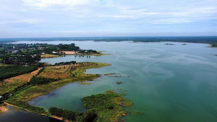 Hồ Trị An mang vẻ đẹp nguyên sơ, hiền hòa, là điểm đến cắm trại được nhiều người yêu thích hiện nay. Ảnh: Decathlon