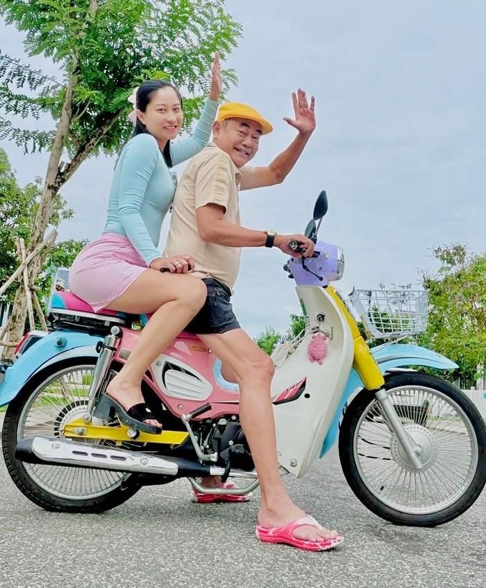 NSND Việt Anh cùng vợ là Chân Chân.