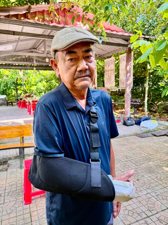 Hình ảnh NSND Việt Anh băng bó ở tay khiến nhiều người chú ý, hỏi thăm chuyện gì đã xảy ra.