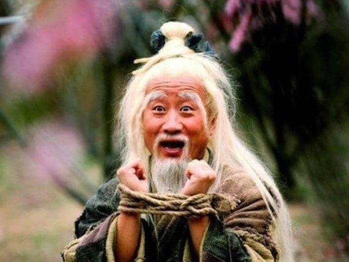 Chu Bá Thông nổi tiếng bởi tính cách hồn nhiên, tinh nghịch, cả đời chỉ mê luyện võ và vui đùa.