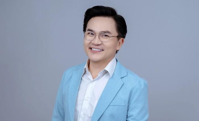 Ở tuổi 48, NSƯT Đại Nghĩa vẫn duy trì nhiệt huyết hoạt động nghệ thuật bền bỉ từ sân khấu kịch đến các dự án phim điện ảnh và chương trình truyền hình. Ảnh: FBNV