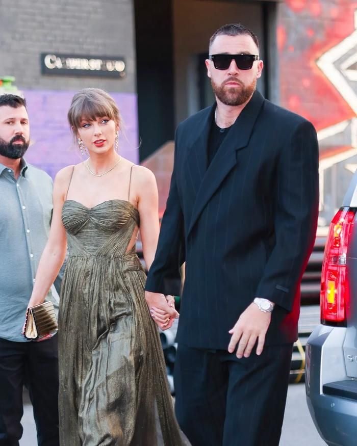 Theo chia sẻ từ khách mời, Travis Kelce đã bật khóc ngay từ khoảnh khắc nhìn Taylor Swift bước vào lễ đường trong chiếc váy cưới Dior.