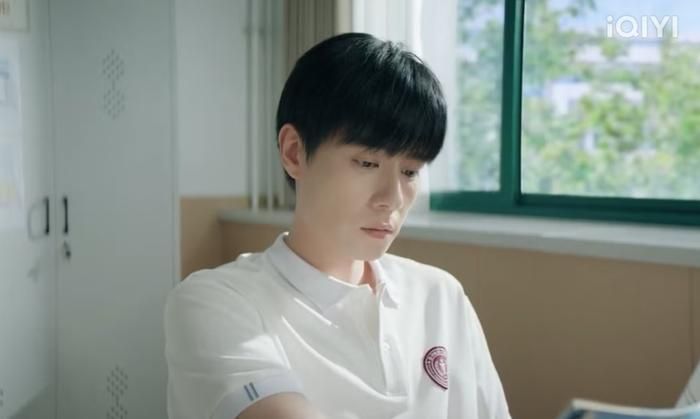Nhiều ý kiến cho rằng ngoại hình trưởng thành và đường nét cứng cáp khiến nam diễn viên không còn phù hợp với vai diễn thiếu niên 16 tuổi. Ảnh: iQIYI