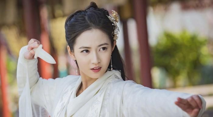 Triệu Mẫn sở hữu vẻ đẹp sắc sảo và khí chất hơn người.