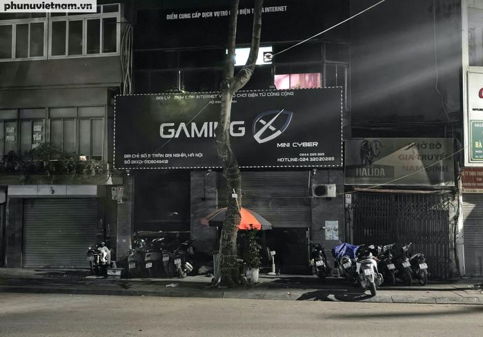 Khoảng 0 giờ 30 phút, phóng viên tiếp tục có mặt tại Game X - cơ sở tại số 5 Trần Đại Nghĩa, phường Tương Mai. Mỗi khi có khách đến, nhân viên hướng dẫn để xe trên vỉa hè 2 bên đường rồi vận hành thang cuốn đưa khách lên các tầng phía trên.