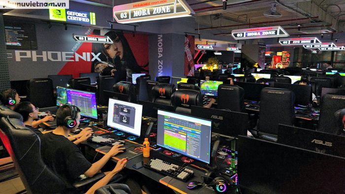 Gần 3 giờ sáng, tại Phoenix Esports Arena, tầng 4 tòa thương mại, tòa nhà Geleximco, 897 Giải Phóng, phường Hoàng Mai, không khí vẫn diễn ra sôi động với hàng trăm máy tính. 