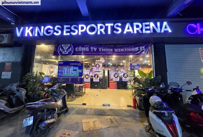 Hơn 1 giờ sáng, tại Vikings Cyber - Esports Arena, số 20 ngõ 165 Cầu Giấy, phường Cầu Giấy vẫn sáng rực. 