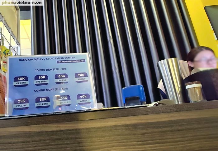 Khi phóng viên hỏi về giá dịch vụ, nhân viên quán giới thiệu các gói "combo đêm" áp dụng từ 22 giờ tối đến 7 giờ sáng hôm sau. Theo bảng giá, quán có 4 hạng máy với cấu hình khác nhau, tương ứng các mức giá từ 40.000 đồng đến 70.000 đồng cho một suất chơi xuyên đêm.