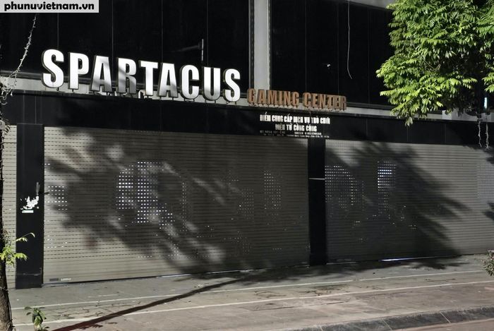 Khoảng 2 giờ sáng, tại Spartacus Gameming Center, số 1 Trương Công Giai (337 Cầu Giấy), phường Cầu Giấy, hoạt động kinh doanh vẫn diễn ra bình thường. Bên ngoài, cửa cuốn được kéo kín. Tuy nhiên, mỗi khi có khách đến, nhân viên ngồi phía sau lập tức bấm nút nâng cửa để khách vào bên trong.