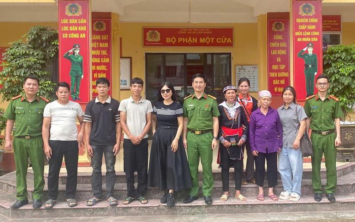 Bà Triệu Thị Chíp (mặc trang phục dân tộc Dao) đoàn tụ với gia đình sau 48 năm thất lạc