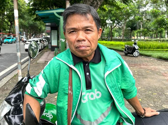 Ông Phạm Văn Minh đang ngồi chờ khách