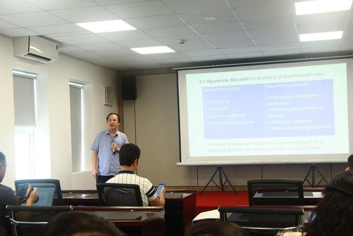 TS Nguyễn Hoàng Phúc, Phó Giám đốc Trung tâm Điều phối ghép tạng Quốc gia trình bày tham luận tại Hội thảo.