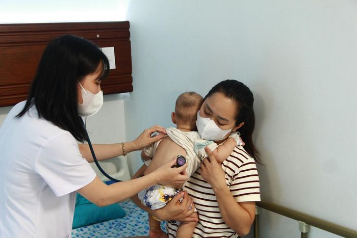 Bác sĩ thăm khám cho con chị N. T. (Hà Đông, Hà Nội).