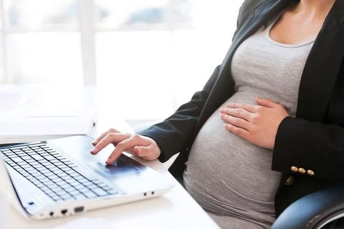 Sau sinh, người mẹ phải nghỉ thai sản hoặc tạm dừng công việc để chăm sóc em bé, đồng nghĩa với việc nguồn thu nhập hàng tháng có thể giảm đáng kể