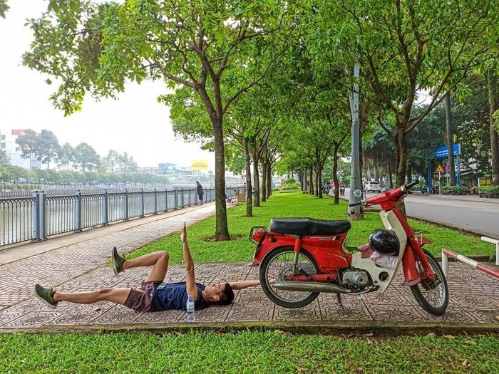 Một người dân tại TP.HCM tập thể dục dưới tán cây thuộc công viên ven kênh Nhiêu Lộc - Thị Nghè. Ảnh: Alex Thiện
