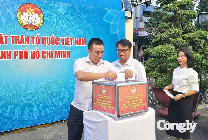 Đóng góp ủng hộ Quỹ Vì biển đảo quê hương - Vì tuyến đầu Tổ quốc tại trụ sở Ủy ban MTTQ Việt Nam TP.HCM.