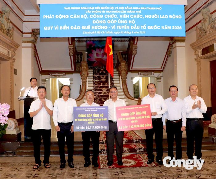 Văn phòng Đoàn đại biểu Quốc hội và HĐND TP.HCM; Văn phòng UBND TP.HCM đóng góp ủng hộ Quỹ.