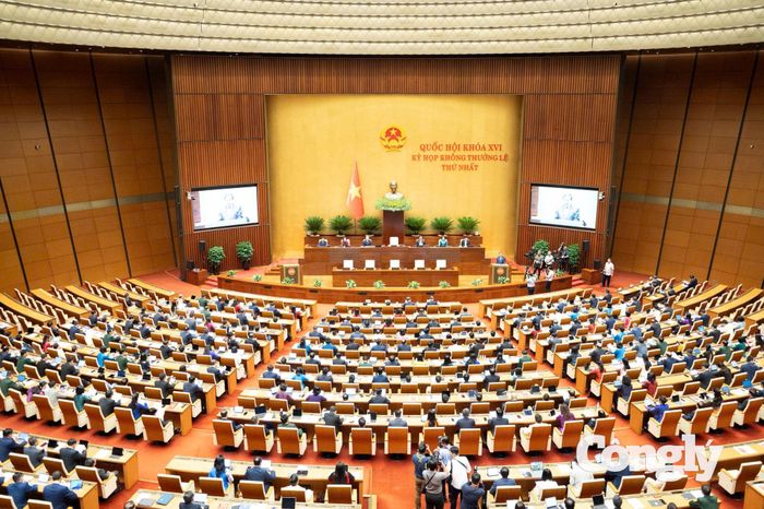 Các đại biểu tham dự và toàn cảnh Phiên họp (Ảnh: Cổng thông tin điện tử Quốc hội)