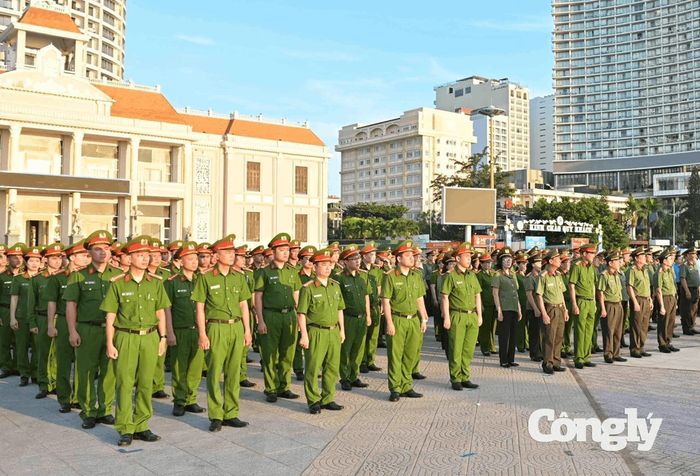Các lực lượng tham dự lễ chào cờ.