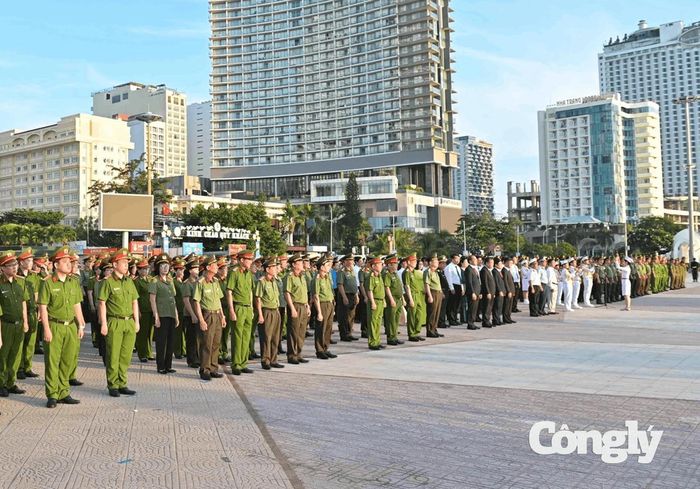 Toàn cảnh lễ chào cờ tại Quảng trường 2 Tháng 4 (phường Nha Trang).
