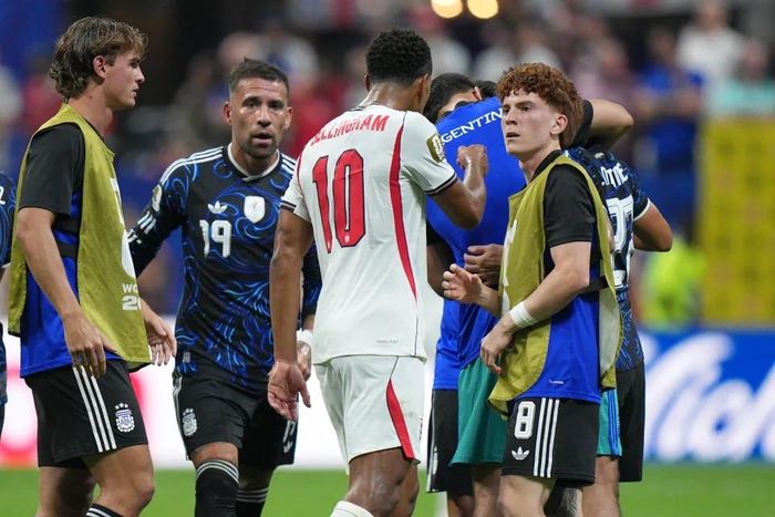 Valentin Barco đã khiến Jude Bellingham tức giận tại World Cup. Ảnh: AP