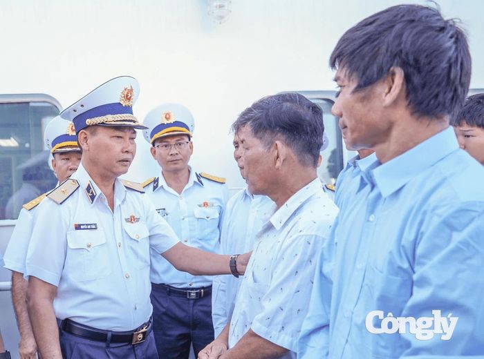 Lãnh đạo Bộ Tư lệnh Vùng 4 Hải quân thăm hỏi, động viên các ngư dân gặp nạn.