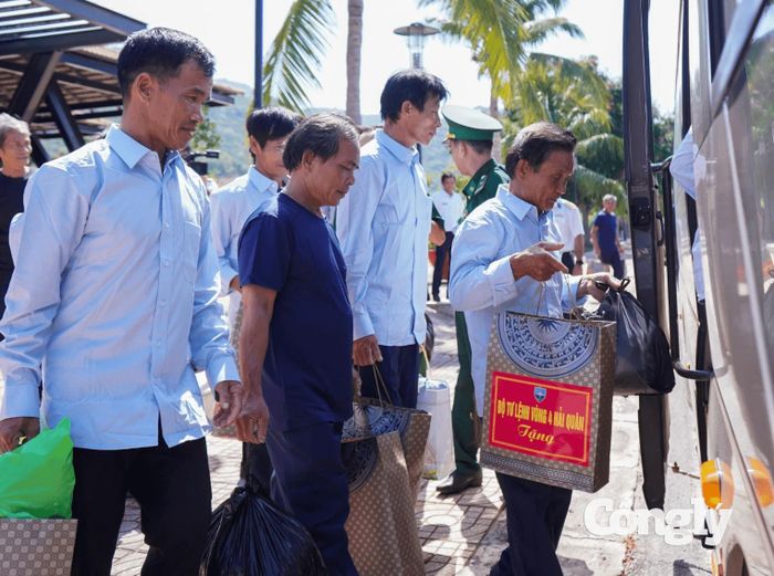 33 ngư dân Quảng Ngãi gặp nạn trên biển được đưa về bờ an toàn.