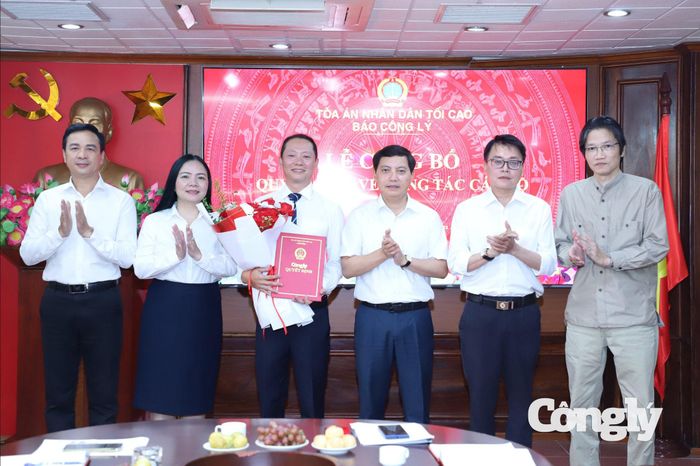 Lãnh đạo Báo Công lý tặng hoa chúc mừng đồng chí Nguyễn Thành Trung.