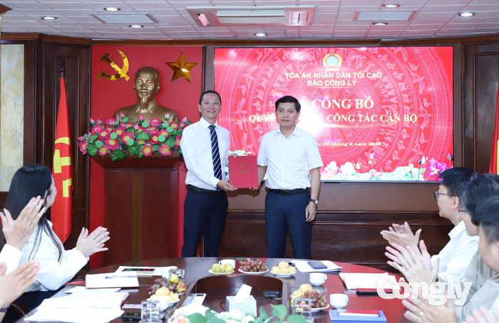 Đồng chí Trần Đức Vinh, Bí thư Chi bộ, Tổng Biên tập Báo Công lý trao Quyết định tiếp nhận và bổ nhiệm cho đồng chí Nguyễn Thành Trung.