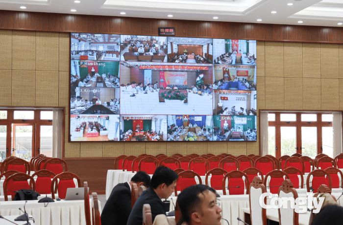 Cuộc họp kết nối trực tuyến tới điểm cầu UBND các xã, phường, đặc khu trên địa bàn tỉnh.