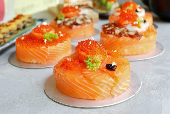 Bánh sinh nhật sushi cá hồi. Ảnh: Kozen Sushi
