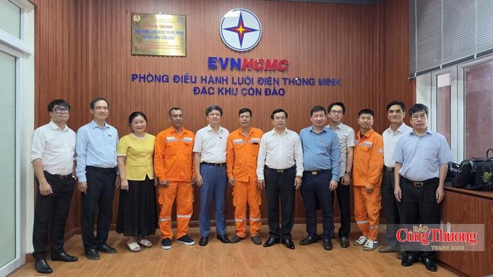 Đoàn công tác khảo sát thực tế tại Phòng điều hành Lưới điện thông minh Điện lực Đặc khu Côn Đảo.
