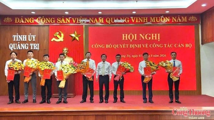 Bí thư Tỉnh ủy Quảng Trị trao quyết định điều động, bổ nhiệm công tác và tặng hoa chúc mừng các đồng chí được bố trí vị trí công tác mới