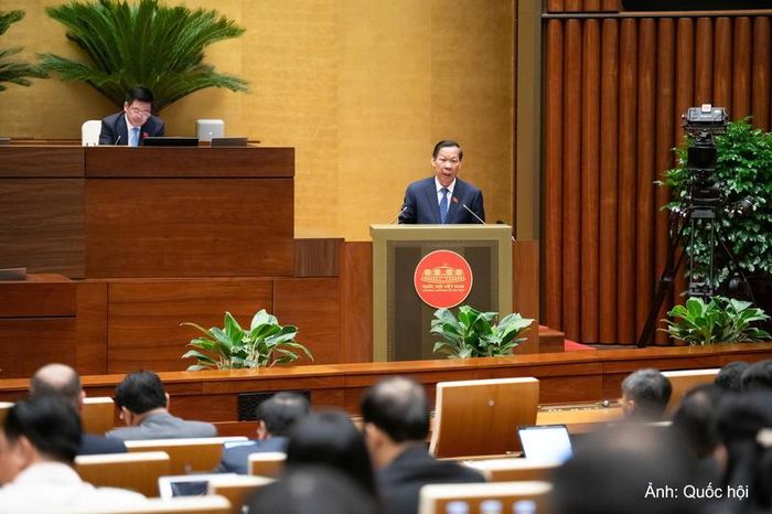 Chủ nhiệm Ủy ban Kinh tế và Tài chính Phan Văn Mãi trình bày báo cáo thẩm tra.