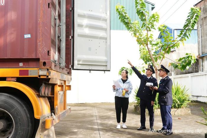 Lực lượng Hải quan nâng cao hiệu quả kiểm soát hàng hóa xuất nhập khẩu.