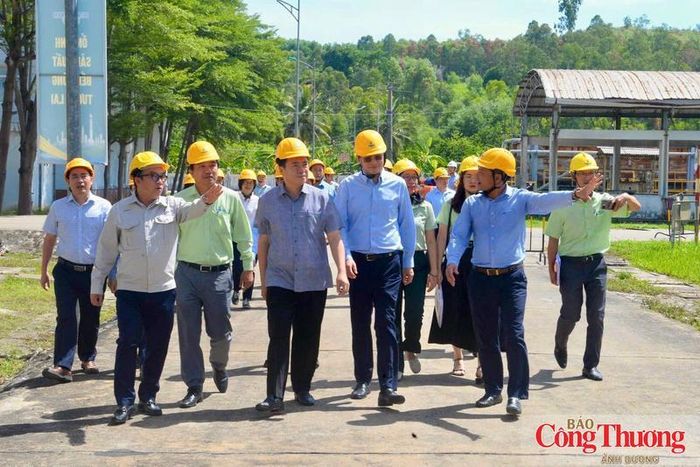 Thứ trưởng Nguyễn Sinh Nhật Tân cùng đoàn công tác của Bộ Công Thương đi kiểm tra hiện trường tại Nhà máy Nhiên liệu sinh học Dung Quất.